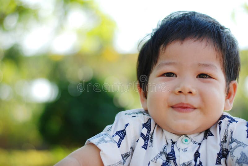 Ritratto di piccolo sorridere sveglio del ragazzo dell'Asia Ritratto di giovane ragazzo nella natura, in parco o nell'aria aperta immagini stock Ritratto di piccolo sorridere sveglio del ragazzo dell'Asia Ritratto di giovane ragazzo nella natura, in parco o nell'aria aperta immagini stock