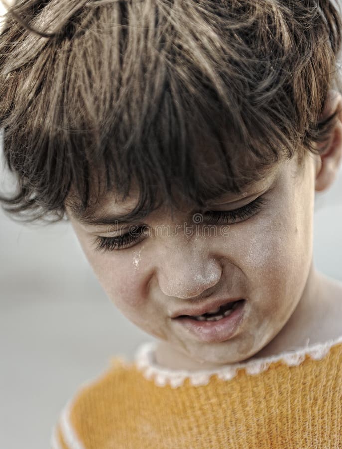 Ritratto di povertà, ragazzino con lo sguardo triste immagini stock Ritratto di povertà, ragazzino con lo sguardo triste immagini stock