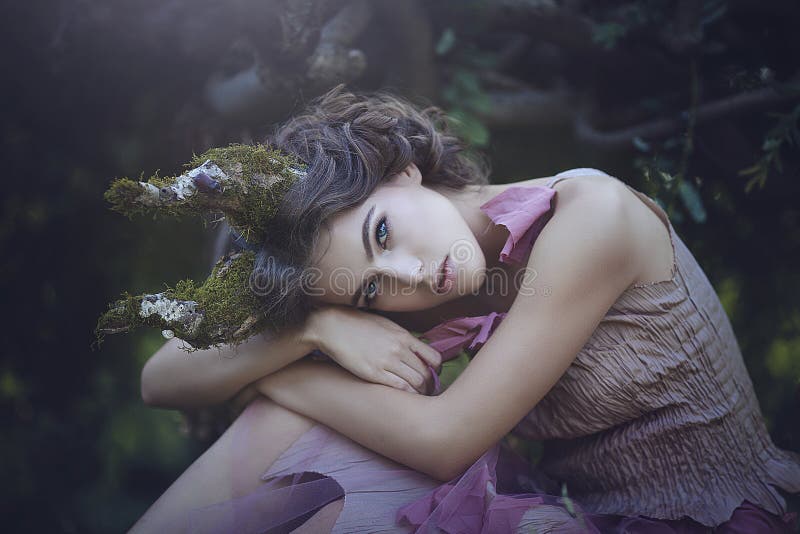 Ritratto di principessa incantata ragazza con i corni Fawn mistico della creatura della ragazza in vestiti miseri in una foresta