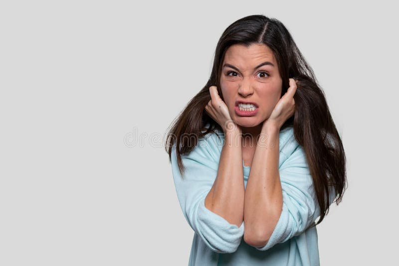 Ritratto di salute mentale femminile, donna che soffre di dolore emotivo, stress, attacco di panico, paranoia e grave ansia, copi fotografia stock libera da diritti Ritratto di salute mentale femminile, donna che soffre di dolore emotivo, stress, attacco di panico, paranoia e grave ansia, copi fotografia stock libera da diritti