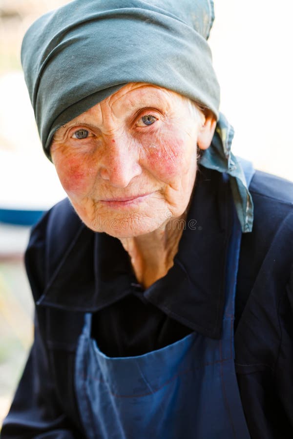 Ritratto di signora anziana immagini stock libere da diritti Ritratto di signora anziana immagini stock libere da diritti