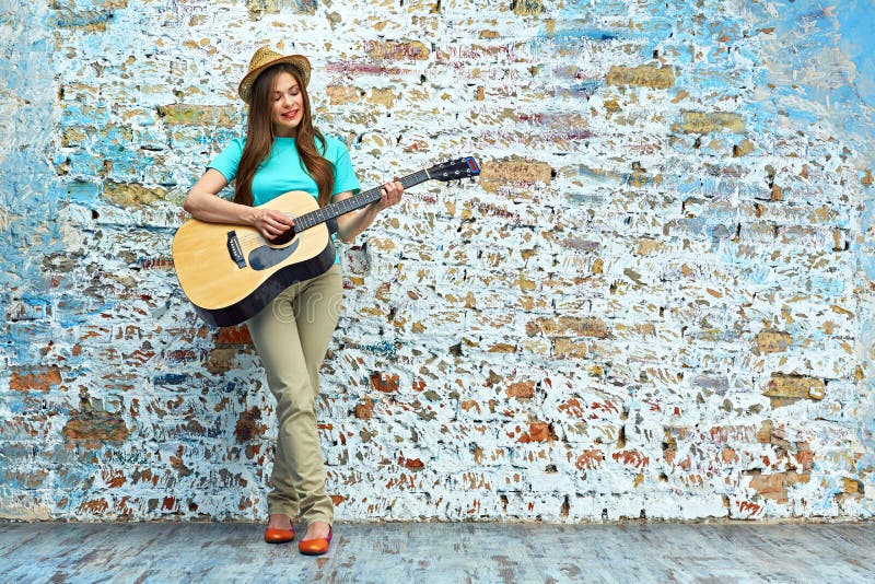 Ritratto di stile dell'adolescente della giovane donna che gioca chitarra acustica fotografia stock libera da diritti Ritratto di stile dell'adolescente della giovane donna che gioca chitarra acustica fotografia stock libera da diritti