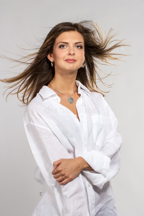 Ritratto di stile di moda di bella donna delicata immagine stock libera da diritti Ritratto di stile di moda di bella donna delicata immagine stock libera da diritti