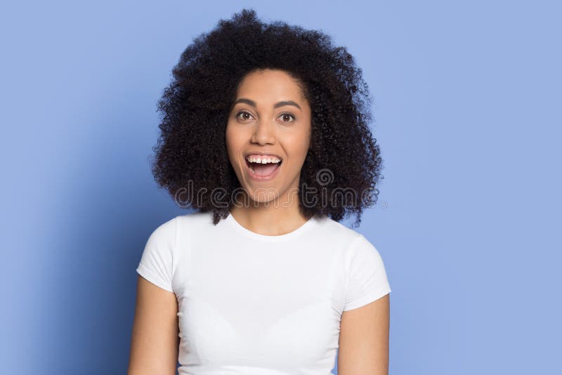 Ritratto di testa immagine allegro e allegra ragazza afro-americana che si sente felicissima fotografia stock
