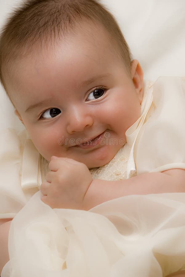 Ritratto Di Un Abito Di Battesimo Del Bambino. Fotografia ... Ritratto Di Un Abito Di Battesimo Del Bambino. Fotografia ...