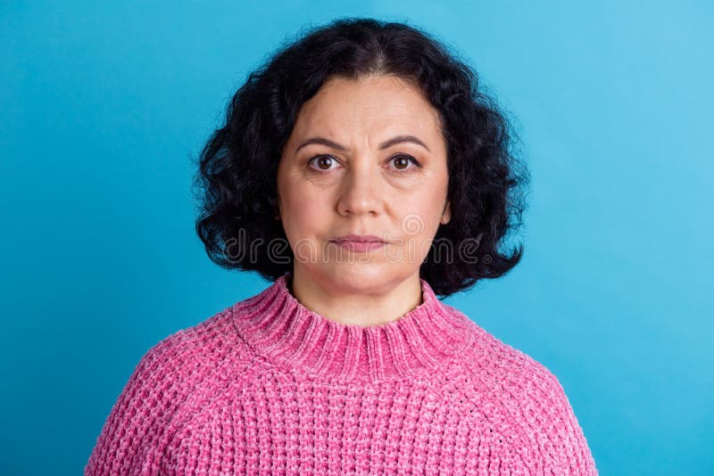 Ritratto di un'anziana e intelligente donna guardata con la telecamera abbigliamento autunno vestiti autunnali isolati su sfondo b fotografia stock libera da diritti