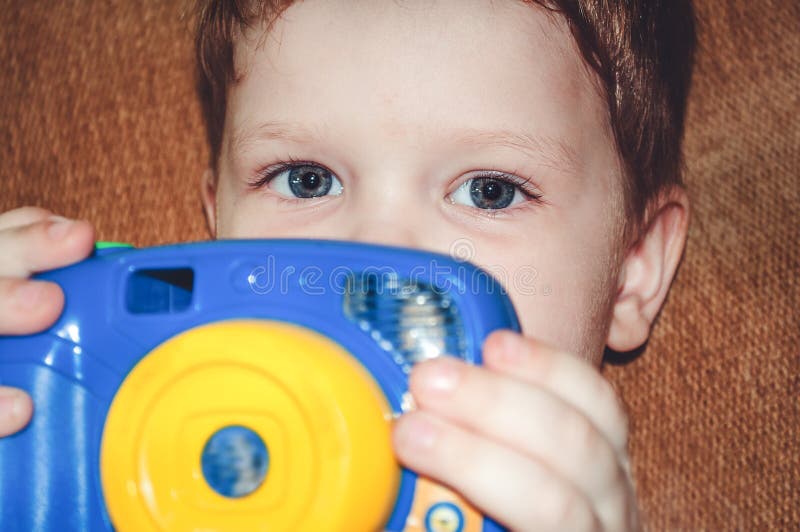 Ritratto di un bambino con una macchina fotografica. immagini stock libere da diritti Ritratto di un bambino con una macchina fotografica. immagini stock libere da diritti