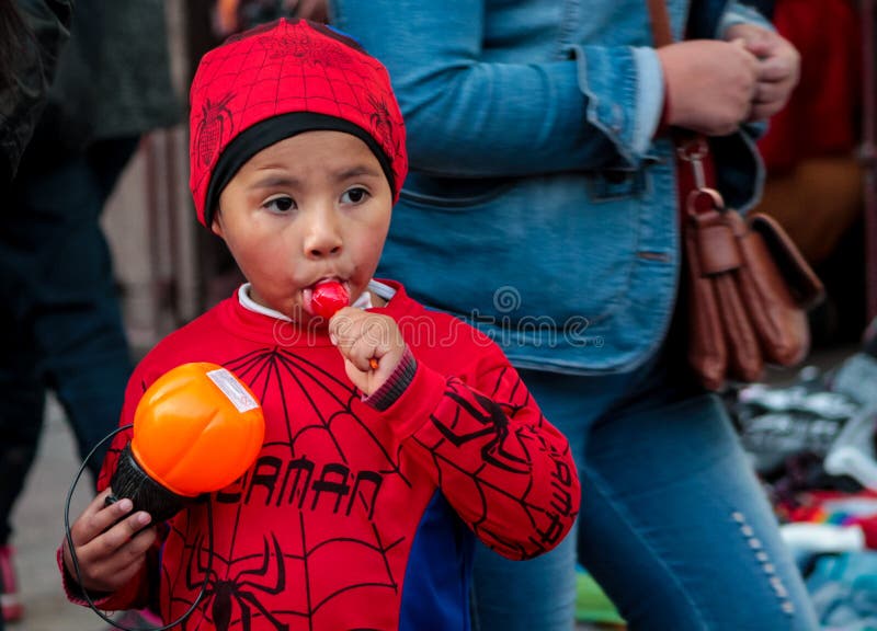 Ritratto Di Un Bambino Vestito in Costume Da Ragno Durante La Celebrazione  Di Halloween Fotografia Editoriale - Immagine di bambini, ragazzo: 217130237