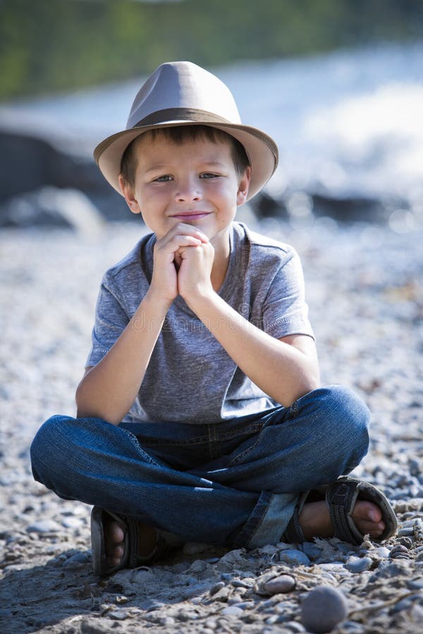 Ritratto di un bambino con cappello immagini stock