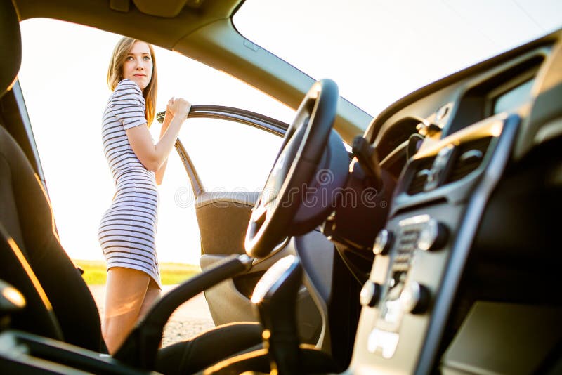 Ritratto di un driver teenager grazioso e femminile fotografie stock Ritratto di un driver teenager grazioso e femminile fotografie stock