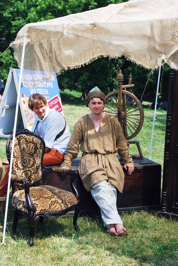 Ritratto di un giovane in costume storico fotografie stock libere da diritti