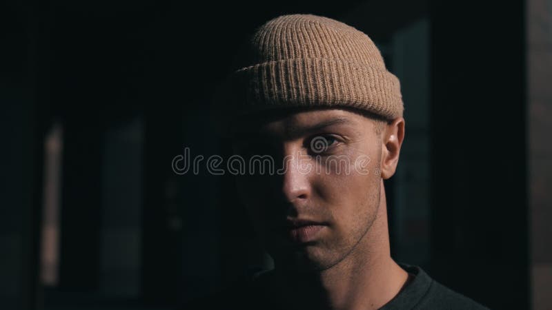 Ritratto di un giovane omosessuale dell'hipster caucasico nel centro della città stock footage
