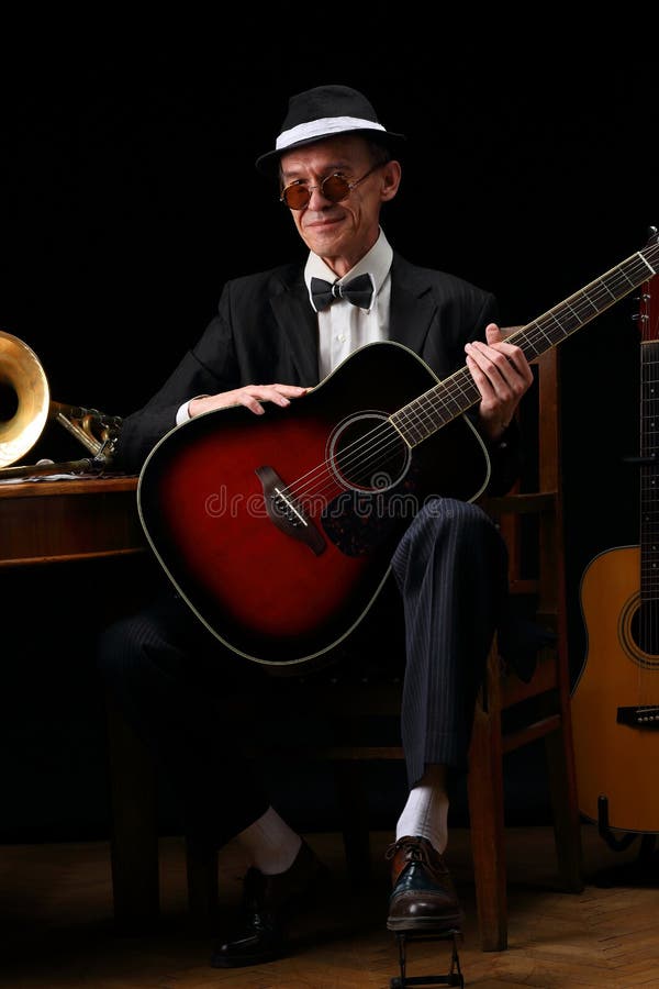 Ritratto di un jazzista anziano nel retro stile immagini stock Ritratto di un jazzista anziano nel retro stile immagini stock