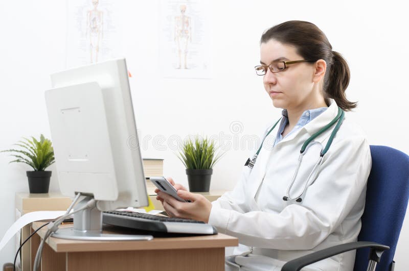Ritratto di un medico che per mezzo dello smartphone immagine stock Ritratto di un medico che per mezzo dello smartphone immagine stock