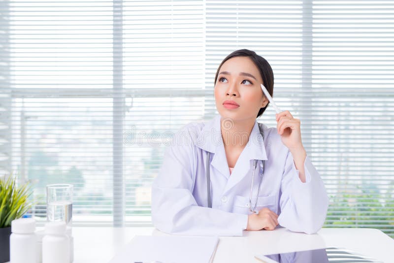 Ritratto di un medico femminile premuroso felice fotografia stock Ritratto di un medico femminile premuroso felice fotografia stock