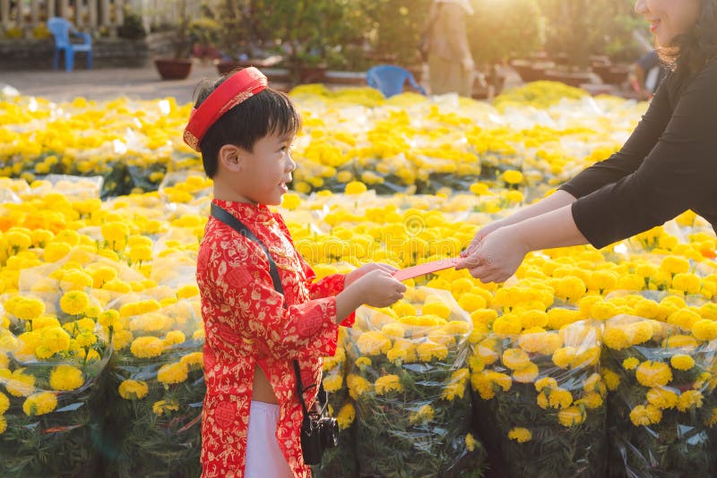 Ritratto di un ragazzo asiatico sul costume tradizionale di festival Piccolo ragazzo vietnamita sveglio nel sorridere del vestito immagine stock libera da diritti Ritratto di un ragazzo asiatico sul costume tradizionale di festival Piccolo ragazzo vietnamita sveglio nel sorridere del vestito immagine stock libera da diritti