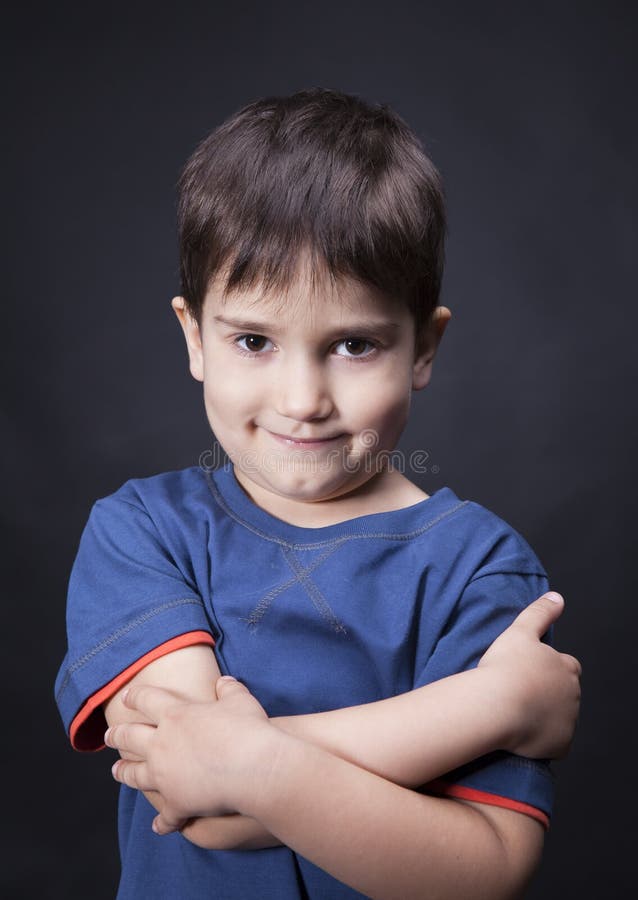 Ritratto di un ragazzo con uno sguardo scettico immagine stock libera da diritti Ritratto di un ragazzo con uno sguardo scettico immagine stock libera da diritti