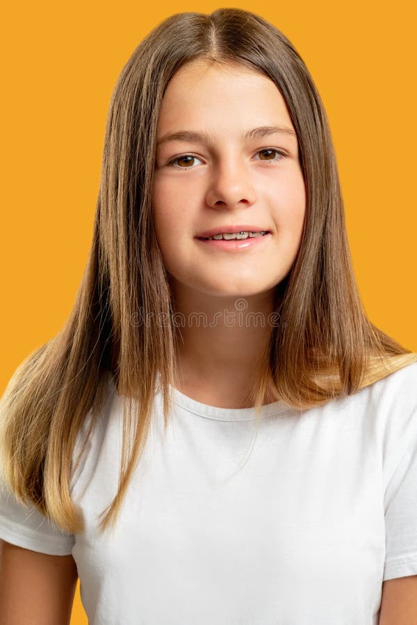 Ritratto di un ragazzo felice ritratto un atteggiamento positivo verso una ragazza calma fotografie stock
