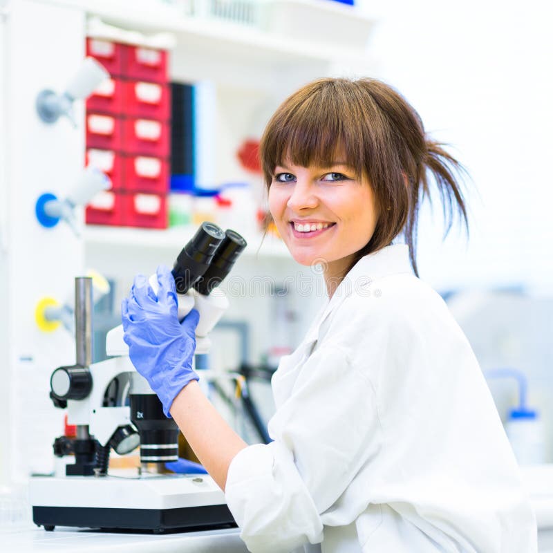 Ritratto di un researcherin femminile un laboratorio fotografia stock libera da diritti
