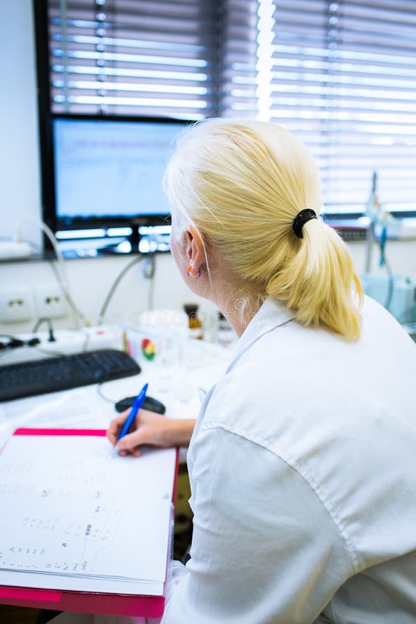 Ritratto di un ricercatore femminile che effettua ricerca in un laboratorio immagine stock