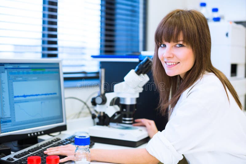 Ritratto di un ricercatore femminile in un laboratorio fotografie stock libere da diritti