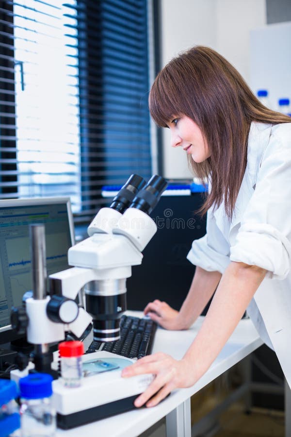 Ritratto di un ricercatore femminile in un laboratorio immagine stock