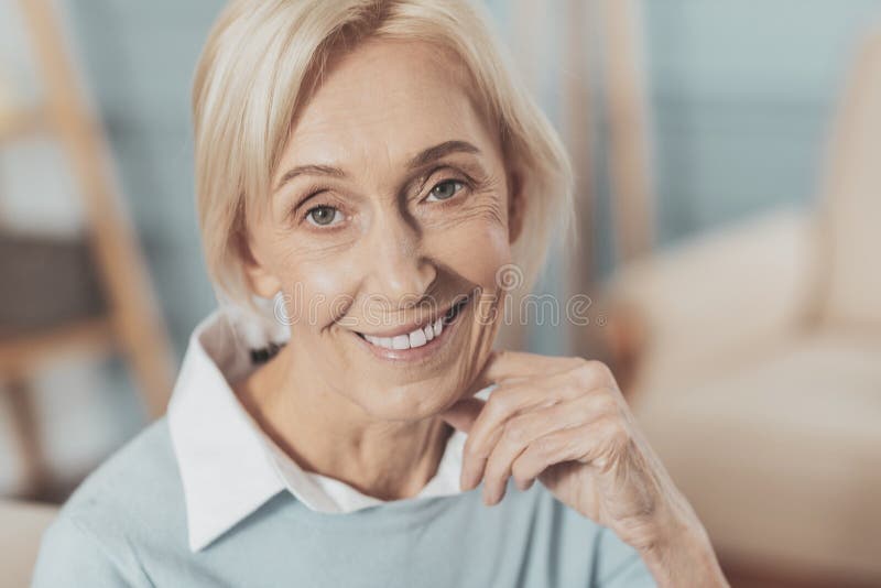 Ritratto di un sorridere piacevole contentissimo della donna fotografia stock libera da diritti