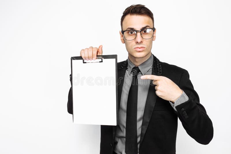 Ritratto di un uomo di affari in un vestito, sguardi fissi nella sorpresa e uff immagine stock libera da diritti Ritratto di un uomo di affari in un vestito, sguardi fissi nella sorpresa e uff immagine stock libera da diritti
