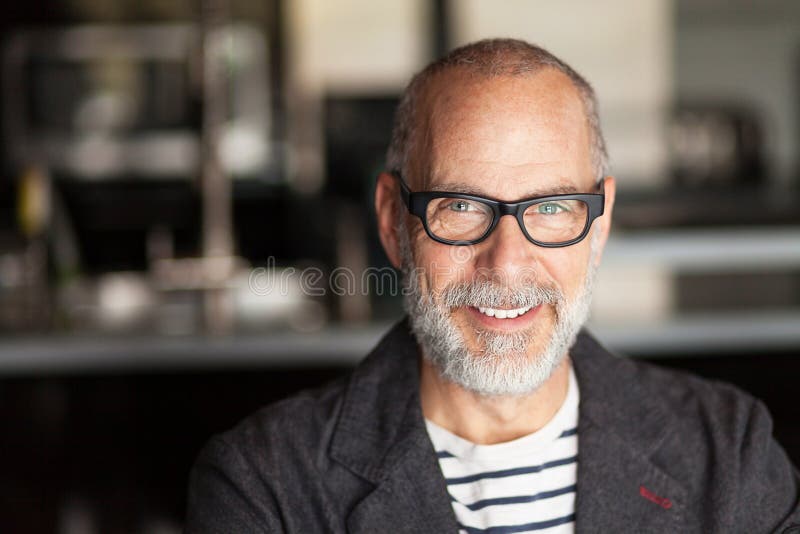 Ritratto di un uomo anziano che sorride alla macchina fotografica fotografia stock libera da diritti