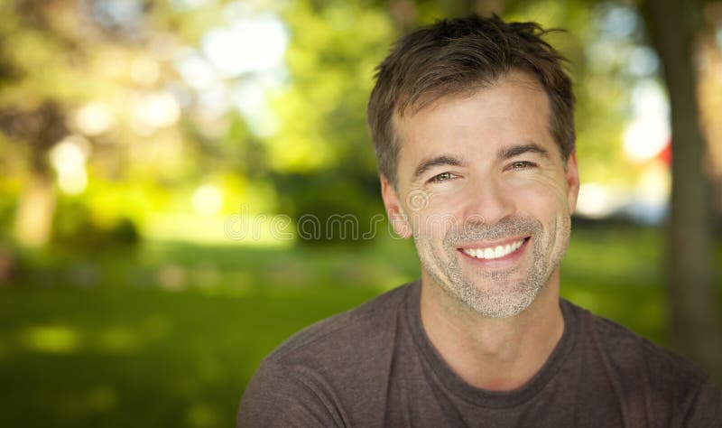 Ritratto di un uomo bello che sorride alla macchina fotografica immagini stock libere da diritti