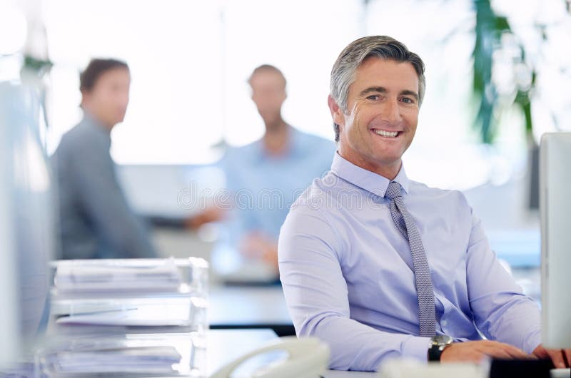 Ritratto di un uomo d'affari o felice in ufficio per l'opportunità di servizio o la produttività con la tecnologia. sorrisi o team immagine stock