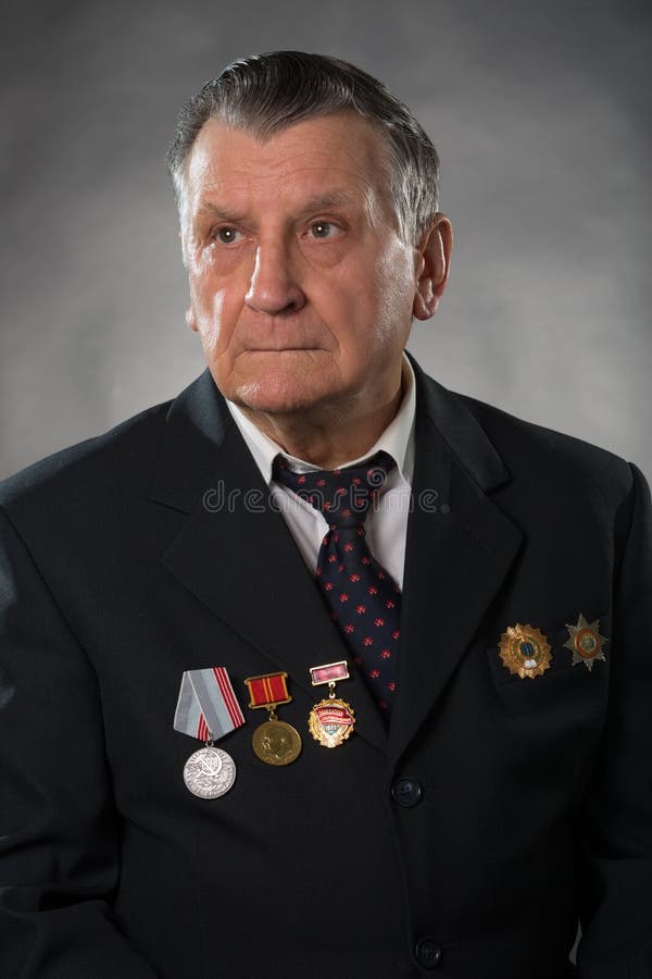 Ritratto di un uomo dai capelli grigio anziano Sulle sue medaglie del petto del periodo sovietico Un veterano di guerra e un eroe