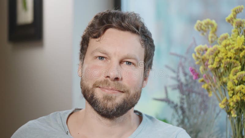 Ritratto di un uomo di mezza età con la barba. visitatore del caffè di buon umore. video d archivio