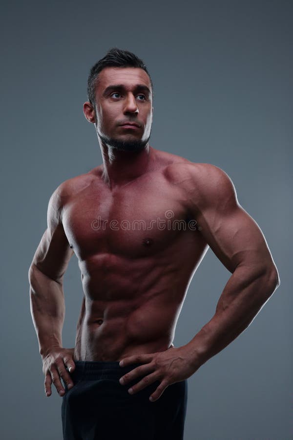 Ritratto di un uomo muscolare bello immagini stock libere da diritti Ritratto di un uomo muscolare bello immagini stock libere da diritti