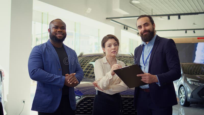 Ritratto di un venditore di auto felice che incontra i clienti fotografia stock