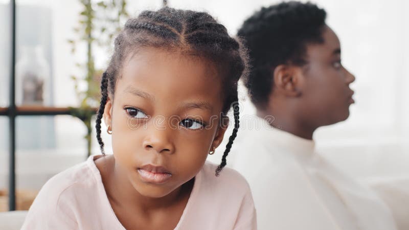 Ritratto di una bambina afro-americana triste che si sente delusa dopo aver litigato con sua madre sorella maggiore