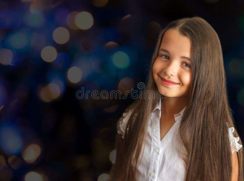 Ritratto di una bambina con capelli lunghi immagini stock libere da diritti Ritratto di una bambina con capelli lunghi immagini stock libere da diritti
