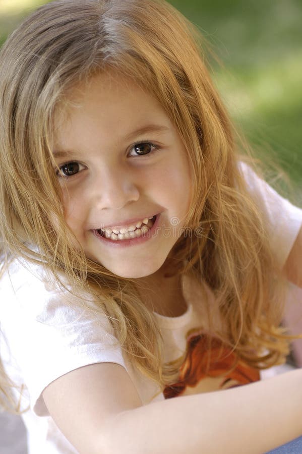 Ritratto di una bambina felice immagini stock