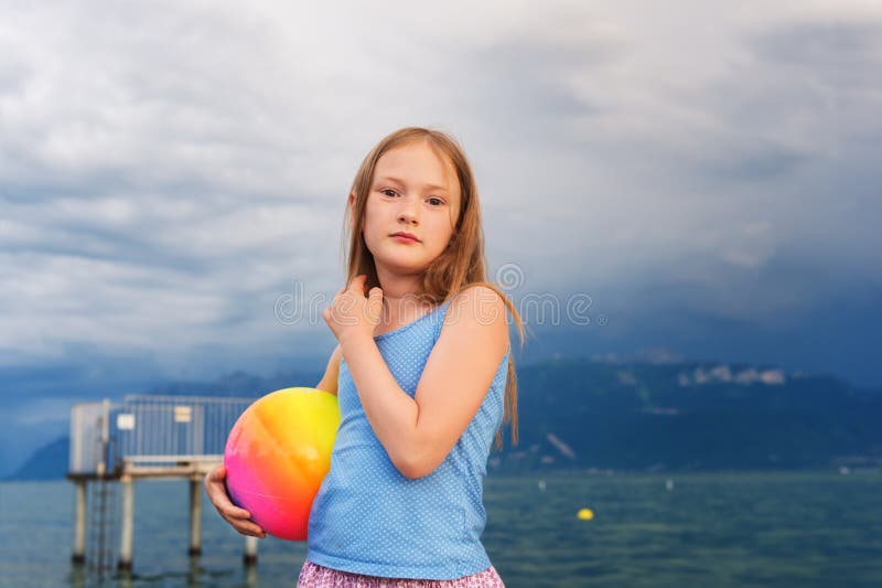 Ritratto di una bambina sveglia fotografia stock Ritratto di una bambina sveglia fotografia stock