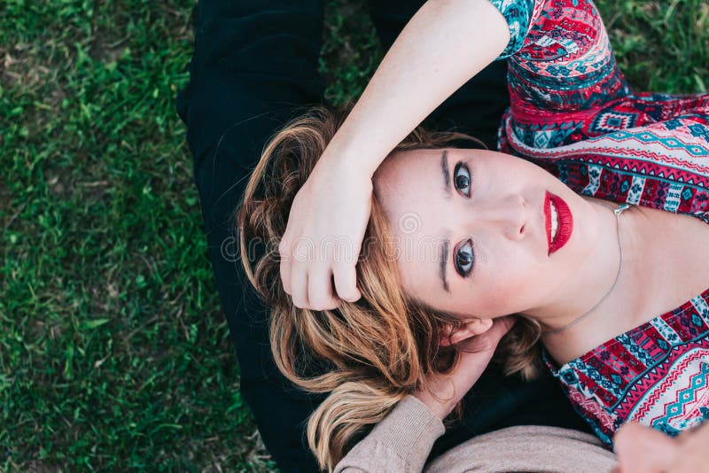 Ritratto di una bella e giovane donna nel parco con la sua compagna immagini stock libere da diritti