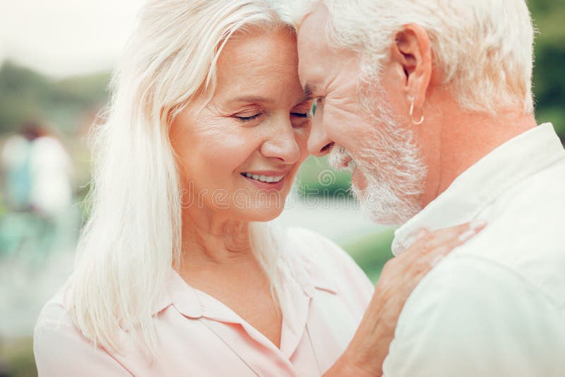 Ritratto di una coppia senior positiva felice fotografie stock
