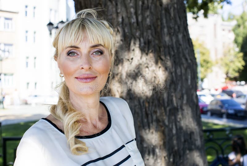 Ritratto di una donna adulta fotografia stock libera da diritti
