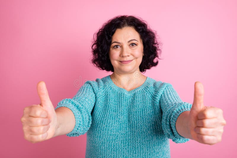Ritratto di una donna anziana con due pollici in alto con gesto delle mani sorridendo di uno sfondo di colore pastello isolato fotografia stock
