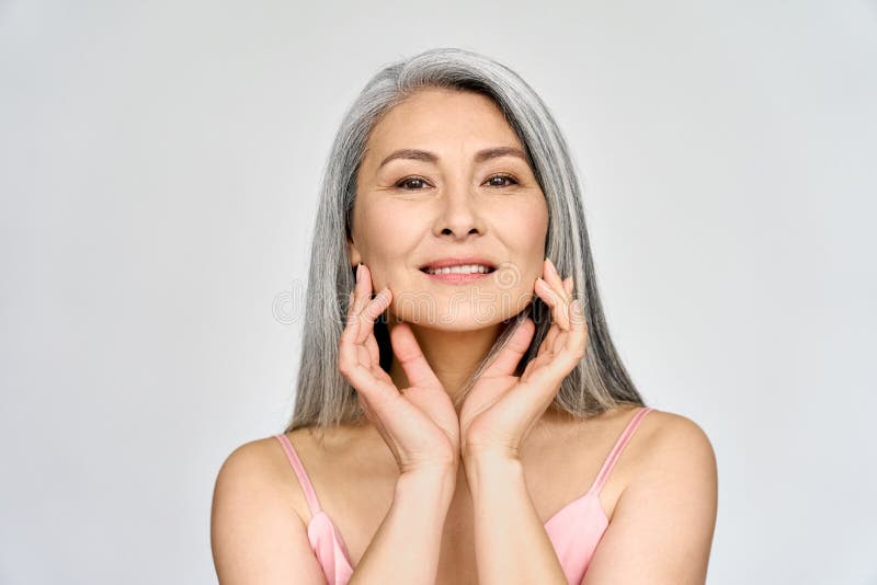 Ritratto di una donna asiatica anziana di mezza età adulta con un'immagine a testa. pubblicità per la tutela della pelle. fotografie stock libere da diritti