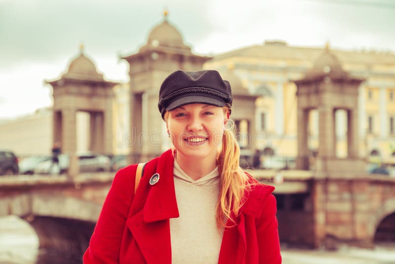 Ritratto di una donna attraente in un cappotto rosso fotografie stock libere da diritti Ritratto di una donna attraente in un cappotto rosso fotografie stock libere da diritti
