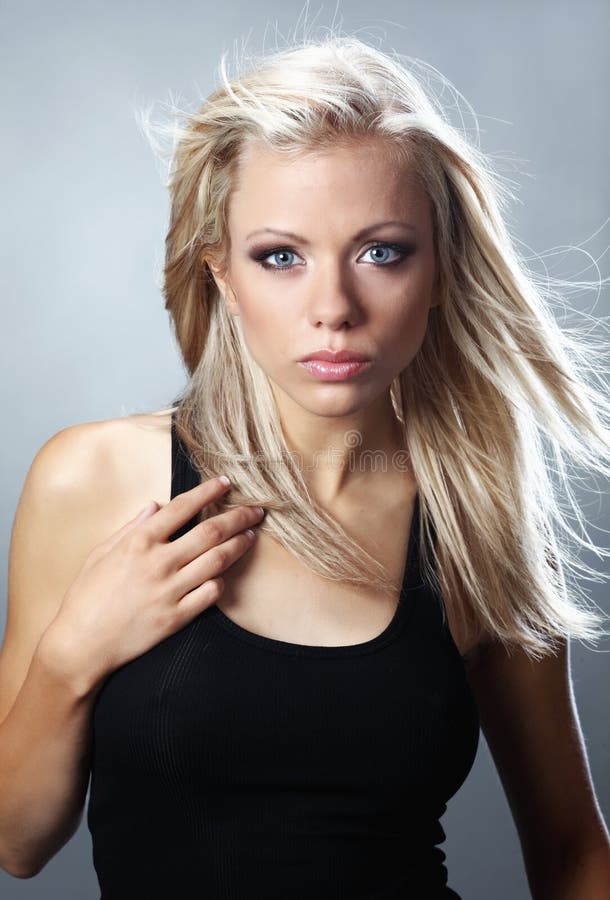 Ritratto Di Una Donna Bionda. Immagine Stock - Immagine di caldo, caucasico: 10511489