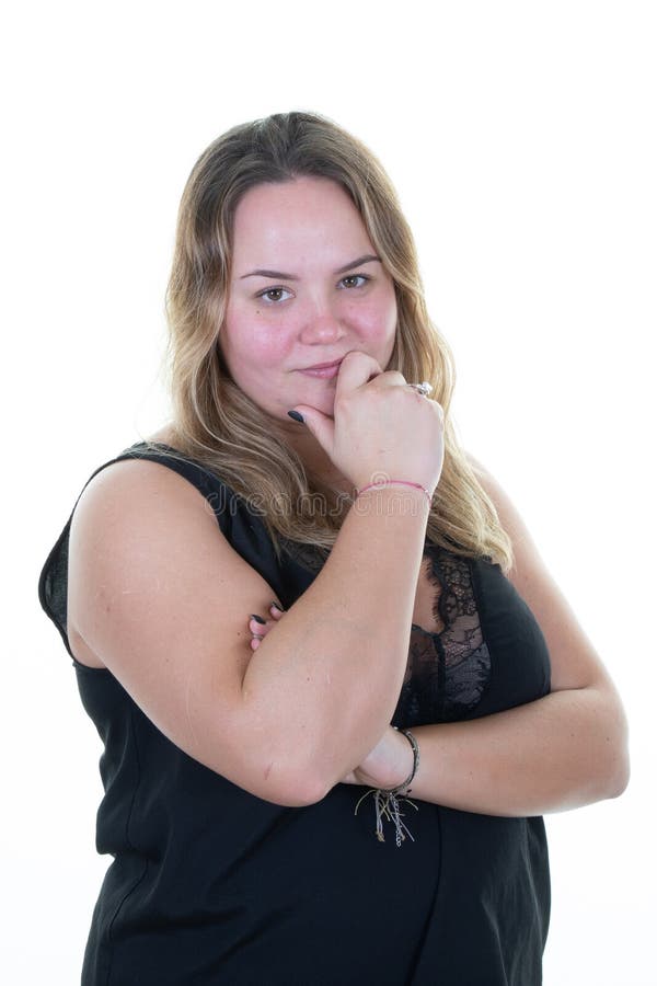 Ritratto di una donna bionda sovrappeso, felice sorriso di fiducia su sfondo bianco fotografia stock