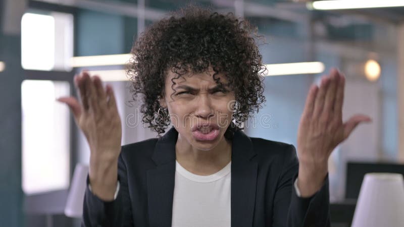 Ritratto di una donna d'affari africana arrabbiata che rimprovera e grida con gesti a mano