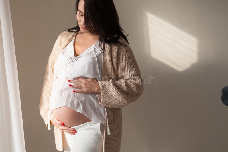 Ritratto di una donna incinta che prepara per il parto fotografie stock Ritratto di una donna incinta che prepara per il parto fotografie stock
