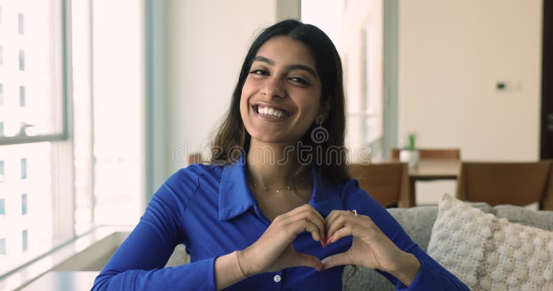 Ritratto di una donna indiana felice, con il simbolo del cuore